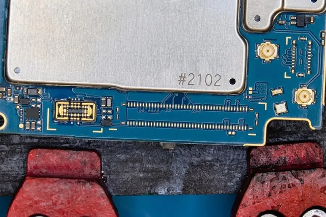 Carte mère de téléphone, connecteur déposé et plages nettoyées