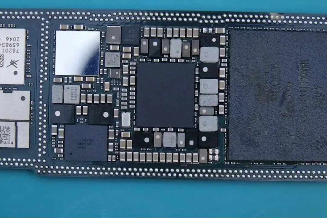 Carte mère d’iPhone sous le microscope