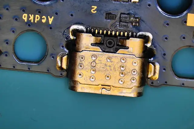 Connecteur de charge USB-C ressoudé sur sa carte