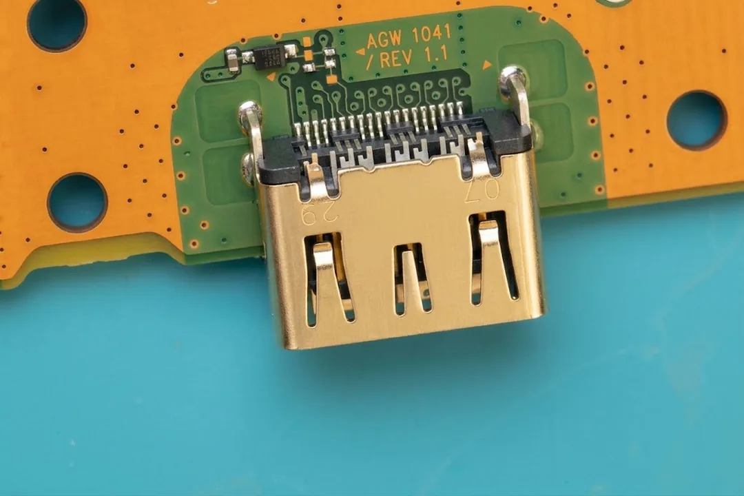 Port HDMI de PlayStation 5 ressoudé sur sa carte, vu au microscope