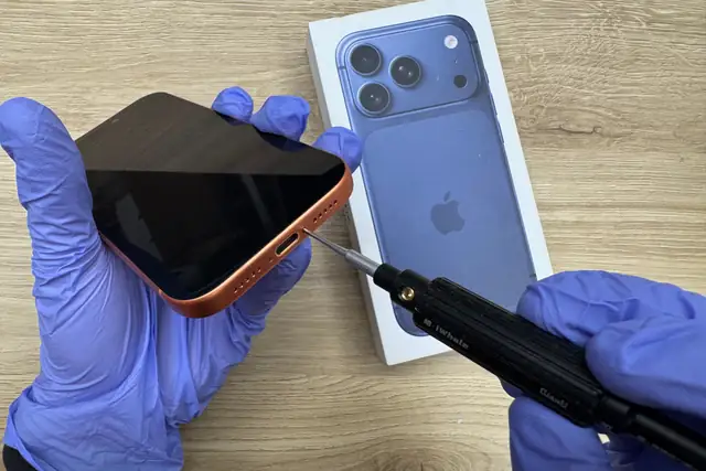 Ouverture d’un iPhone avec gants et tournevis de précision