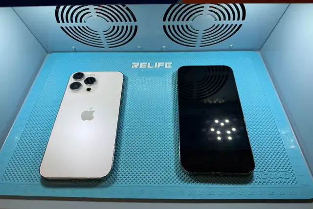 Deux iPhone sur le poste de réparation de l’atelier