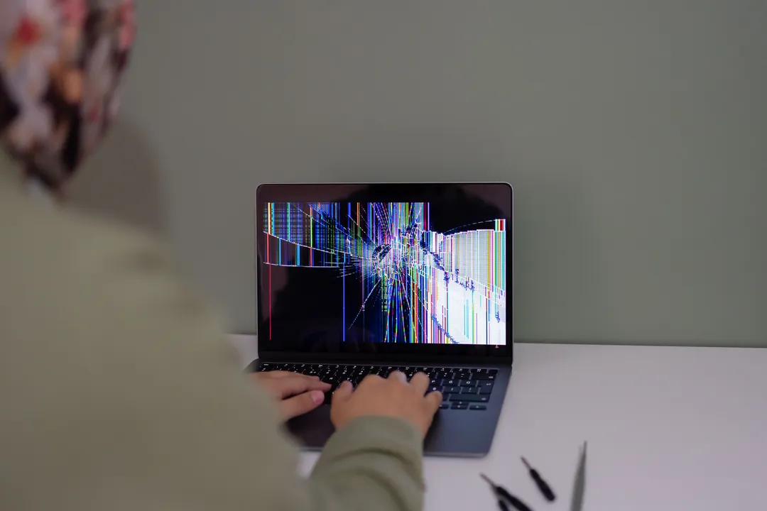 Ordinateur portable à l’écran cassé, lignes de couleur sur la dalle